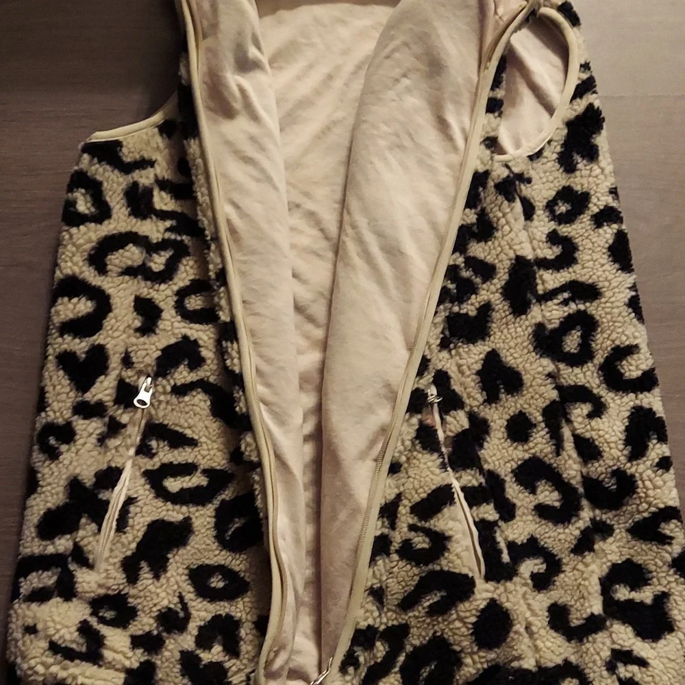 Leopard Sherpa Vest - Picture 5 of 6